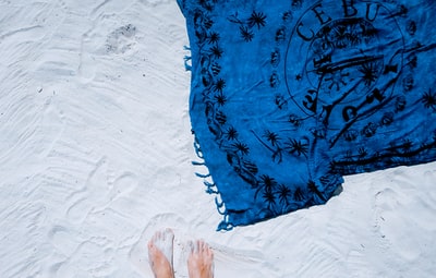蓝黑相间的白色沙滩花围巾